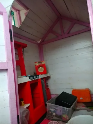 Caseta de juguete blanca