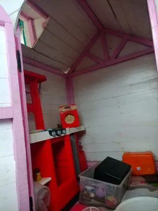 Caseta de juguete blanca