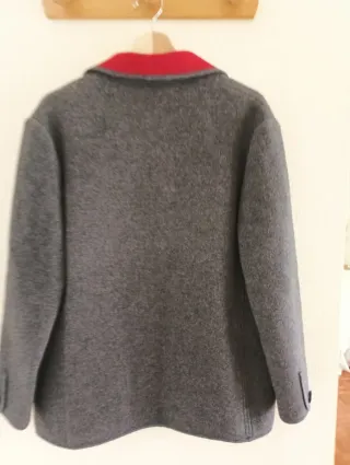 Chaqueta de señora gris y roja