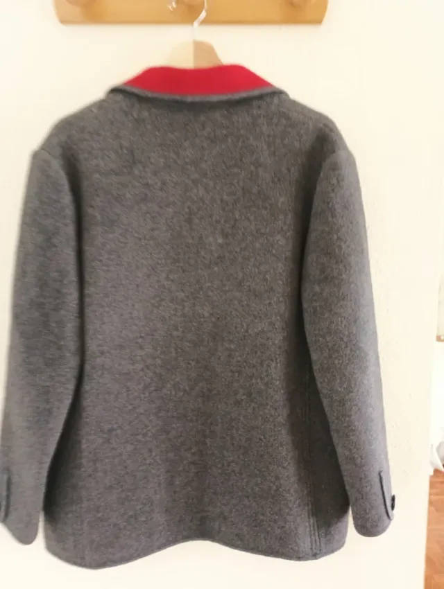 Chaqueta de señora gris y roja