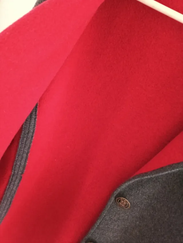 Chaqueta de señora gris y roja