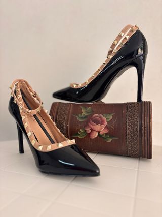 Décolleté nere con borchie doratel