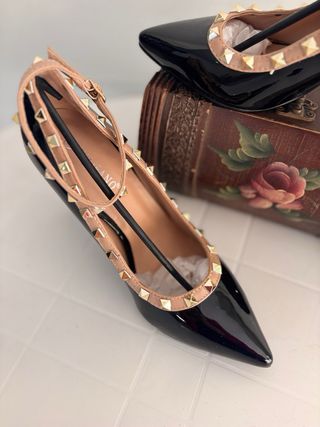 Décolleté nere con borchie doratel