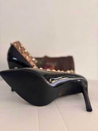 Décolleté nere con borchie doratel