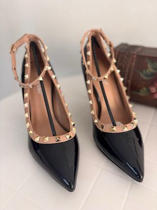 Décolleté nere con borchie doratel