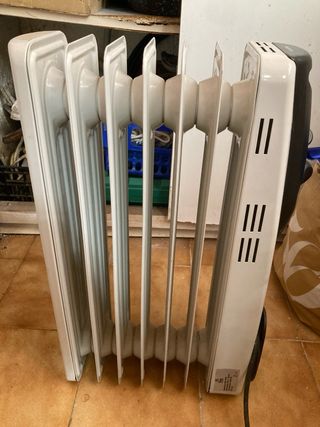 Radiador de aceite blanco y negro