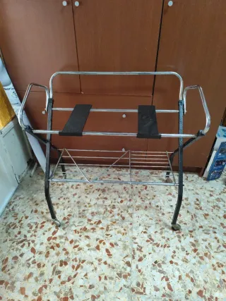 Mesa auxiliar cromada con ruedas
