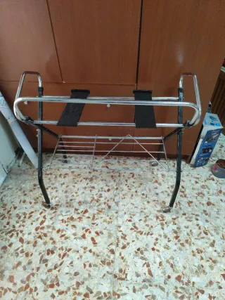 Mesa auxiliar cromada con ruedas