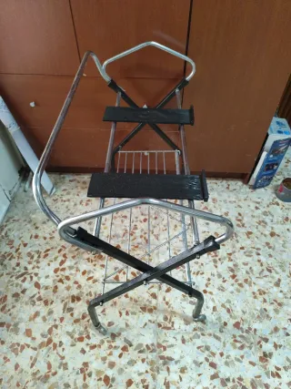 Mesa auxiliar cromada con ruedas