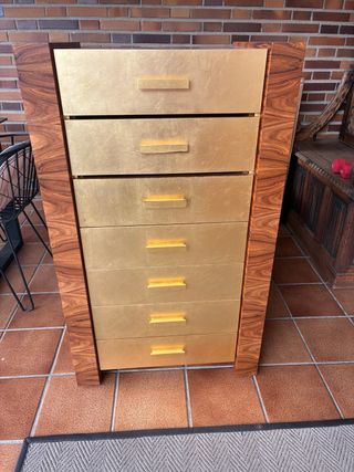 Cómoda de madera y metal dorada