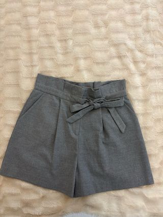 Pantalones cortos grises con cinturón