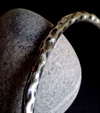 Pulsera de plata martillada