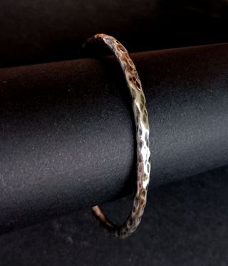 Pulsera de plata martillada