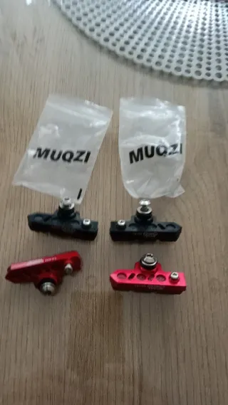 Tacos de freno MUQZI (2 negros, 2 rojos)