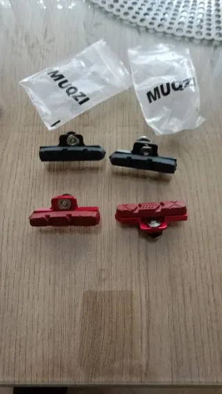 Tacos de freno MUQZI (2 negros, 2 rojos)