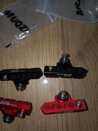 Tacos de freno MUQZI (2 negros, 2 rojos)