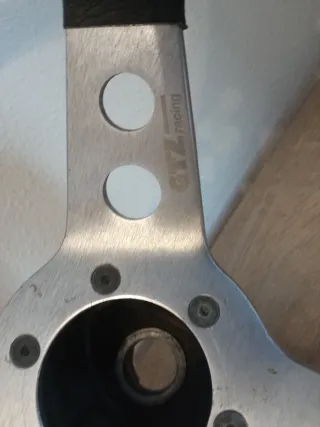 Volante Momo desplazado con piña.