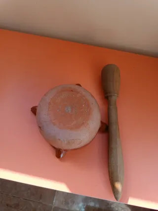 Mortero de cerámica y madera