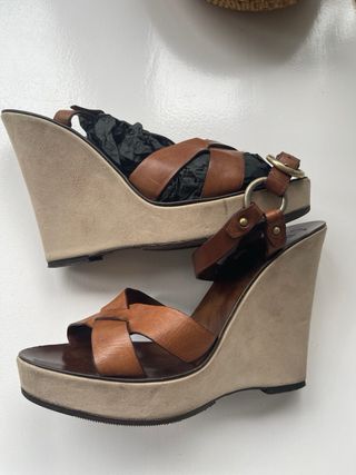 Sandalias de cuña piel marrón y beige. Piel .