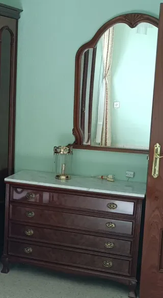 Armario de madera con puertas y espejos