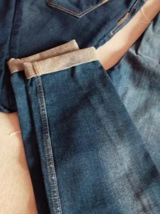 Vaqueros azules talla 46 pero tallan una menos 44