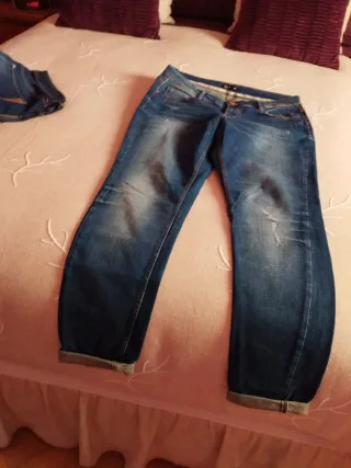 Vaqueros azules talla 46 pero tallan una menos 44