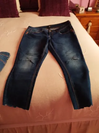 Vaqueros azules talla 46 pero tallan una menos 44