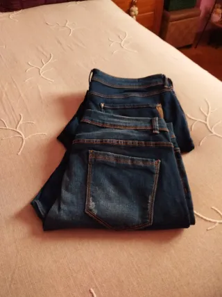 Vaqueros azules talla 46 pero tallan una menos 44