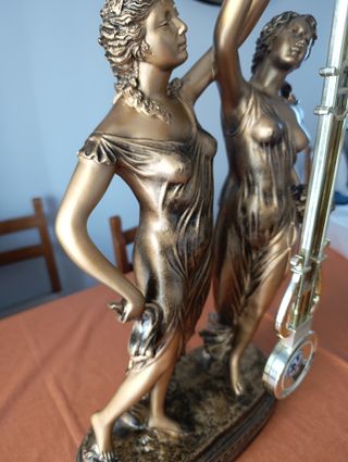 Orologio a pendolo con statue dorate