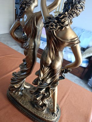Orologio a pendolo con statue dorate