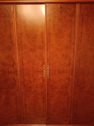 Armario de madera marrón