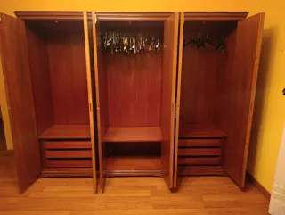 Armario de madera marrón