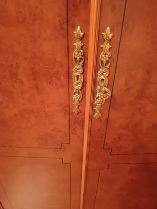 Armario de madera marrón