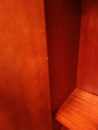 Armario de madera marrón