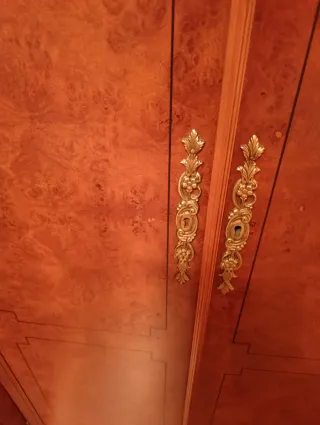 Armario de madera marrón