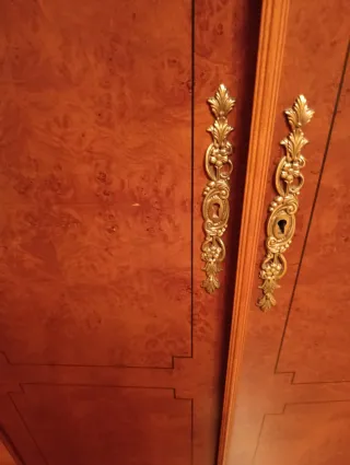 Armario de madera marrón