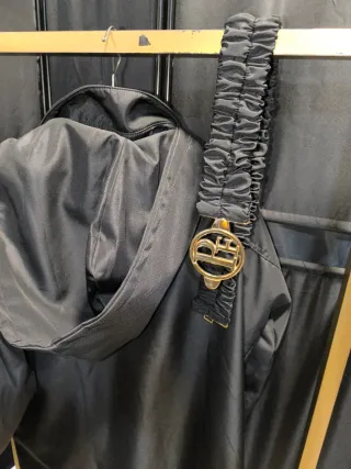 Cazadora mujer negra y dorada