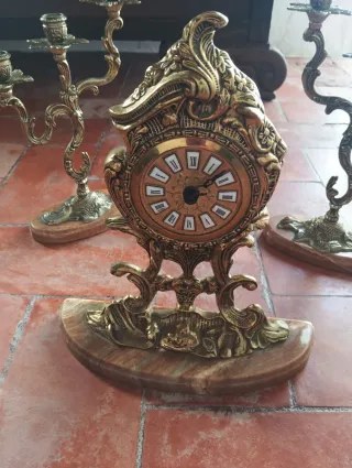 Candelabros y Reloj de Sobremesa