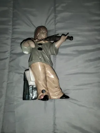 Figura cerámica payaso tocando violín
