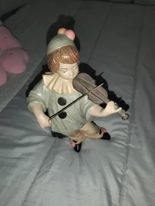 Figura cerámica payaso tocando violín