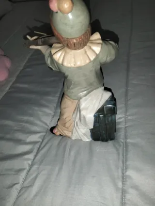Figura cerámica payaso tocando violín