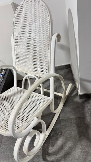 Mecedora Thonet bianca in rattan e legno