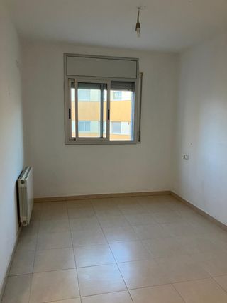 Luminoso piso de 2 hab., balcón y PARKING