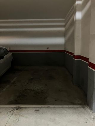 Luminoso piso de 2 hab., balcón y PARKING