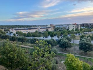 Luminoso piso de 2 hab., balcón y PARKING