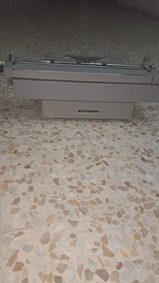 Maquina de escribir antigua años 70