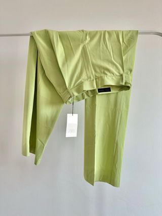 Traje verde blazer y pantalón ancho