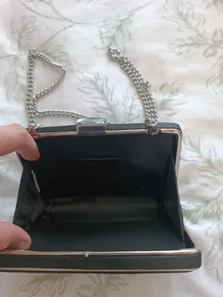 Bolso de fiesta negro con cadena plateada