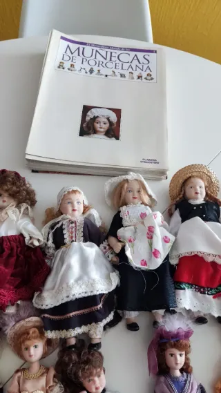 Collezione di 26 bambole in porcellana di vari paesi