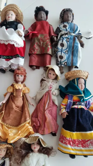Collezione di 26 bambole in porcellana di vari paesi